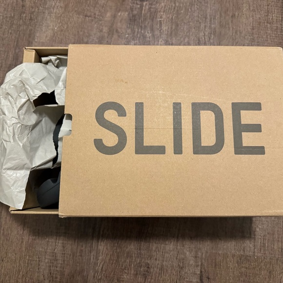 Yeezy Slides - Picture 2 of 5